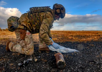 EODMU 8 conducts land-based IED training during Northern C…