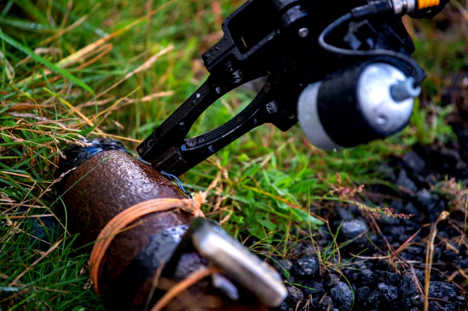 EODMU 8 conducts land-based IED training during Northern C…