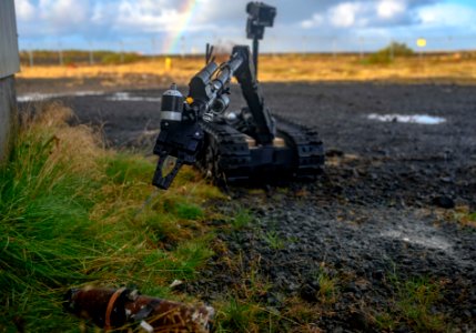 EODMU 8 conducts land-based IED training during Northern C…