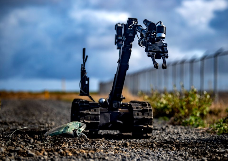 EODMU 8 conducts land-based IED training during Northern C…