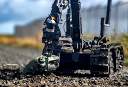 EODMU 8 conducts land-based IED training during Northern C…