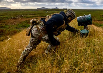 EODMU 8 conducts land-based IED training during Northern C… photo