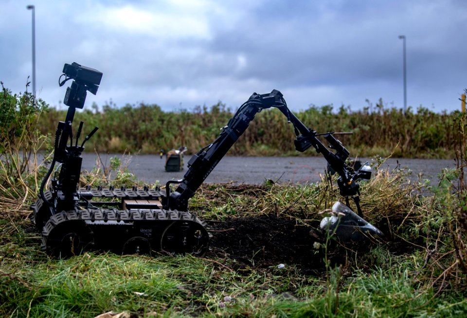 EODMU 8 conducts land-based IED training during Northern C…