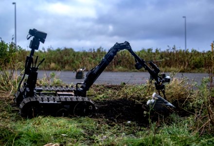 EODMU 8 conducts land-based IED training during Northern C…