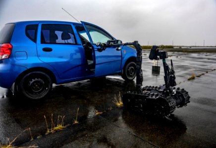 EODMU 8 conducts vehicle-borne IED training during Norther…