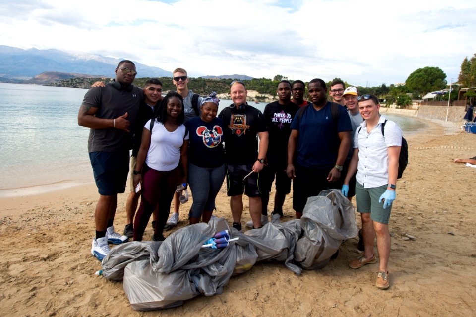 Farragut Sailors beach clean-up