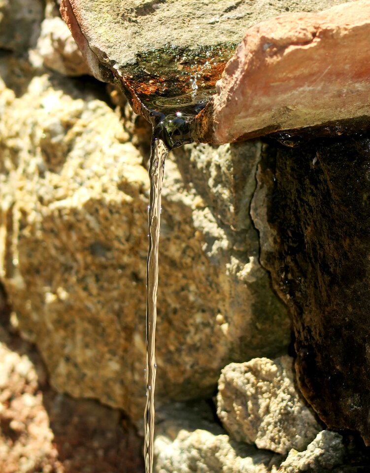 Trickle of water fountain pierre