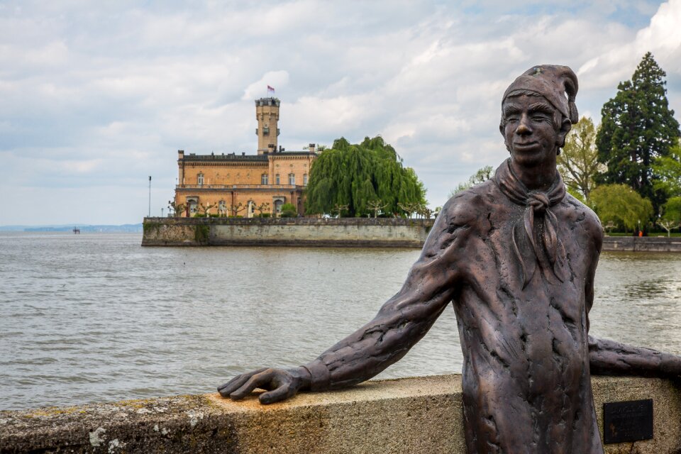 Castle montfort sculpture statue
