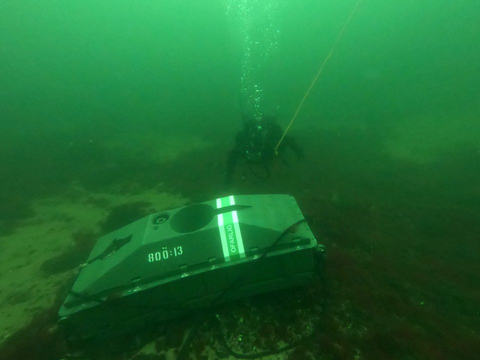 BALTIC SEA (June 10, 2020) Estonian diver inspects an iner…