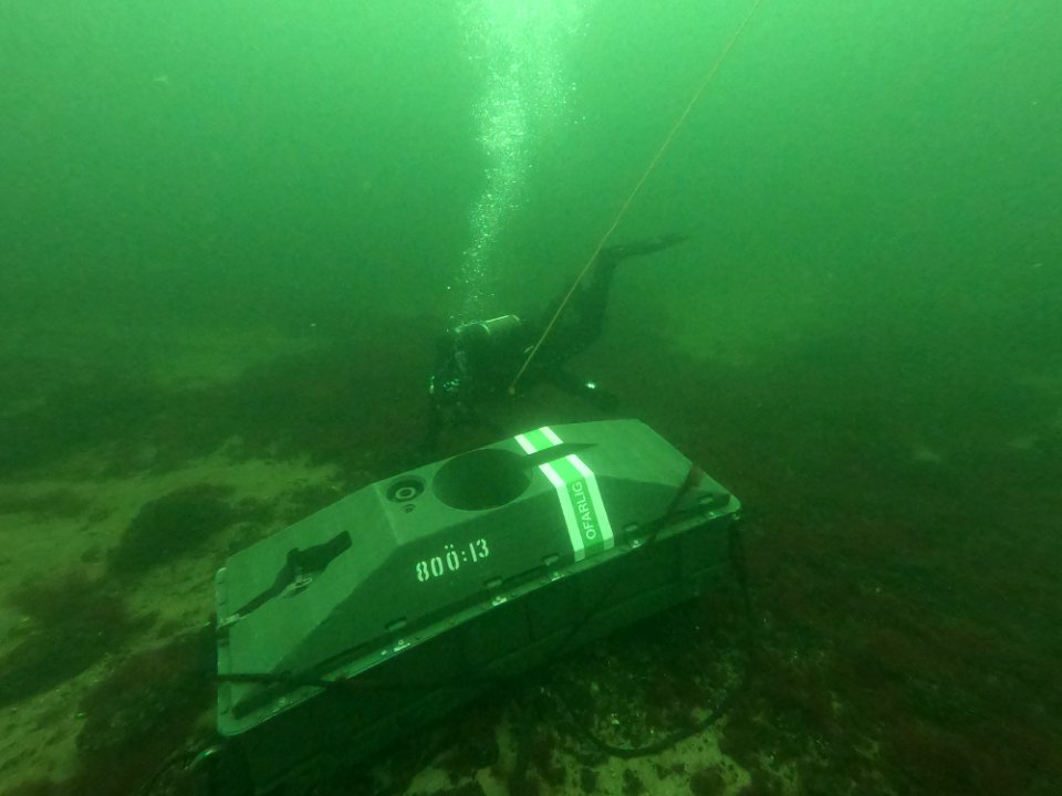 BALTIC SEA (June 10, 2020) Estonian diver inspects an iner…