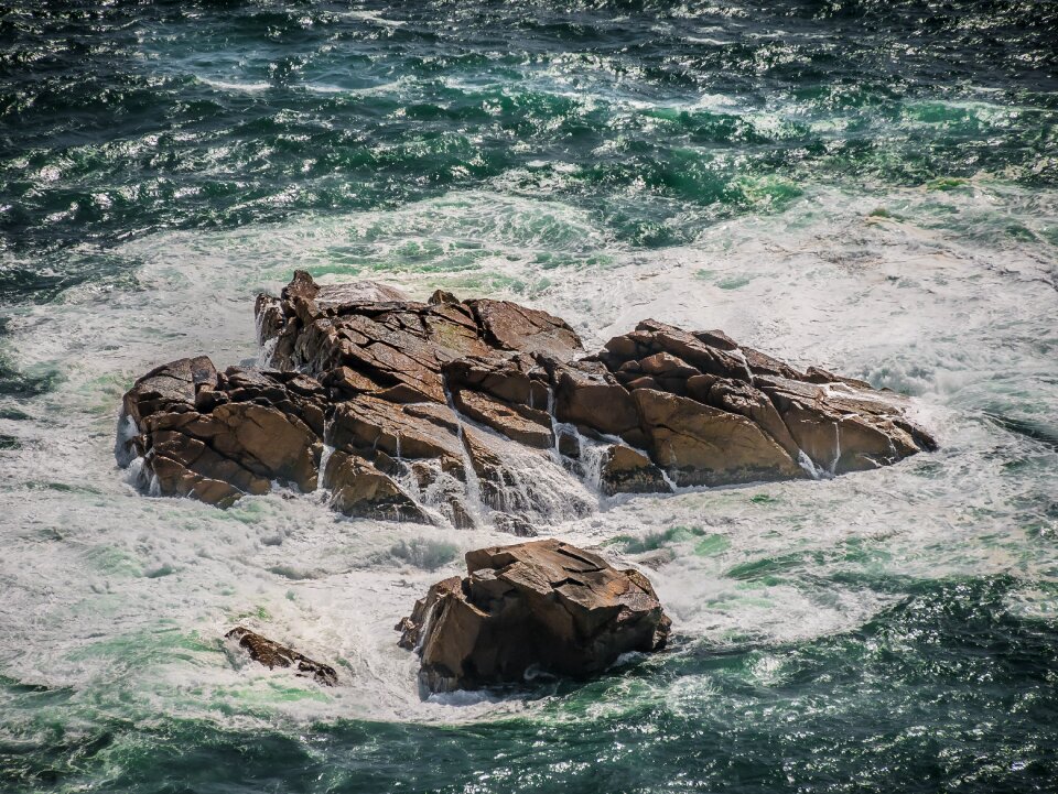 Water surf rock formations