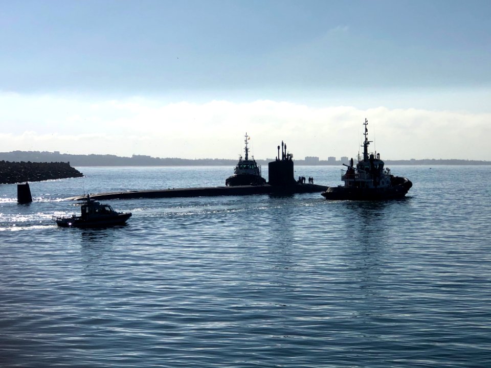 USS John Warner (SSN 785) conducted a brief stop for perso…