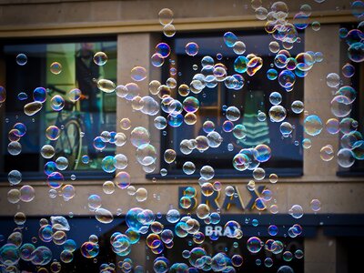 Make soap bubbles float shimmer
