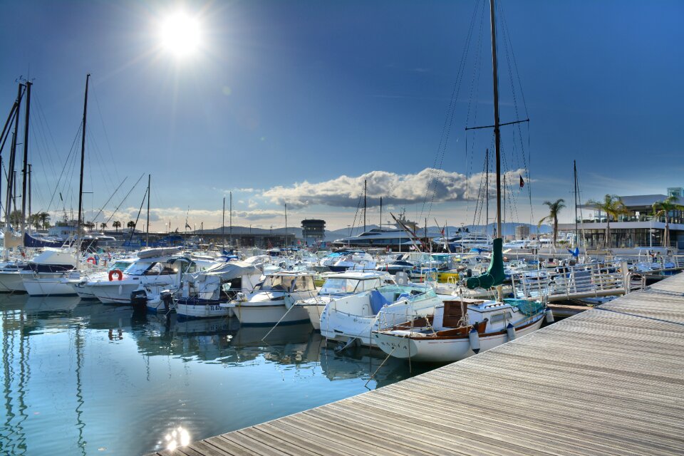 Vibrant boat st raphael