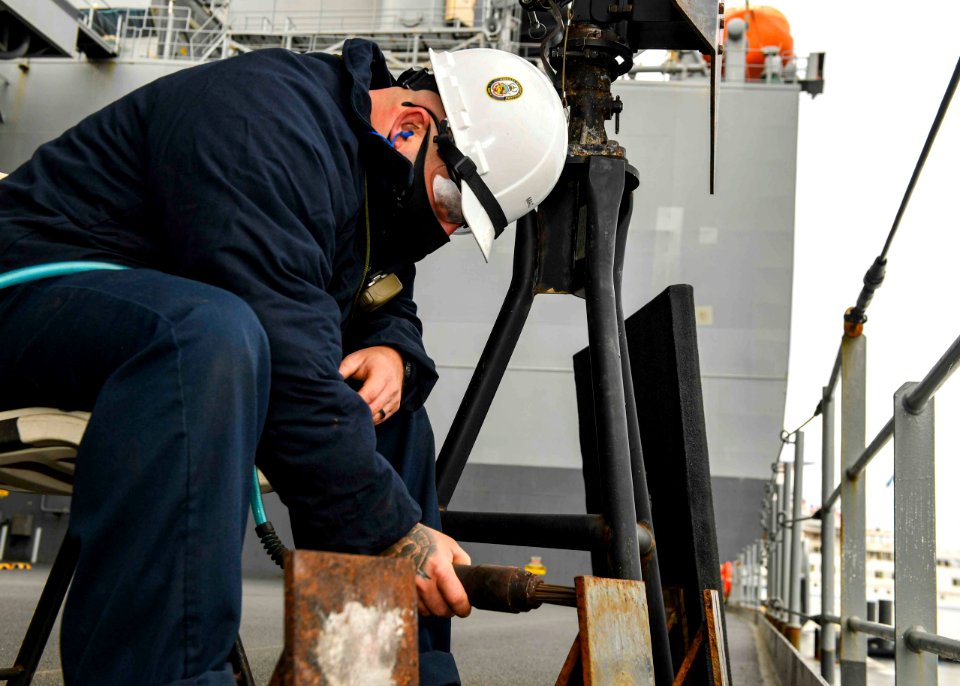 USS Hershel "Woody" Williams (ESB 4) maintenance