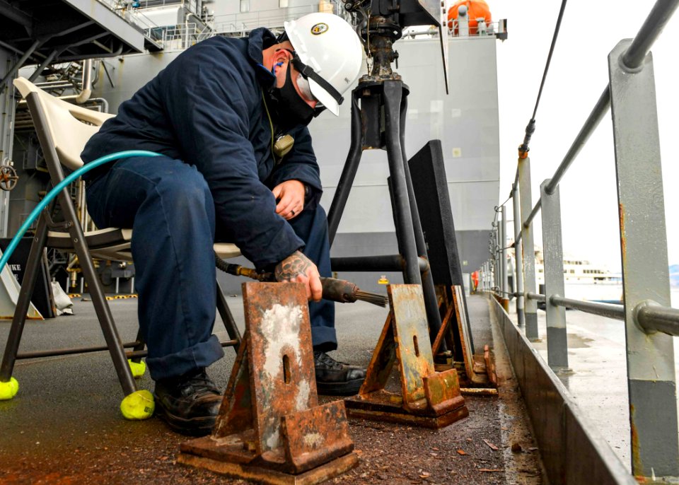 USS Hershel "Woody" Williams (ESB 4) maintenance