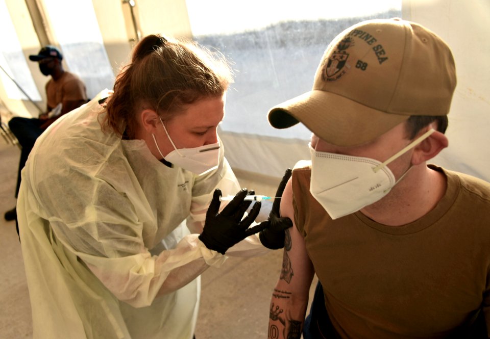 USS PHILIPPINE SEA ADMINISTERS COVID-19 VACCINATIONS DURIN…