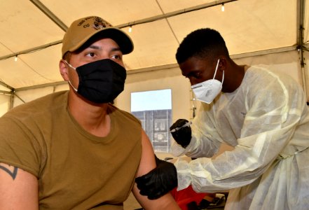 USS PHILIPPINE SEA CONDUCTS SECOND COVID-19 VACCINATIONS/D…