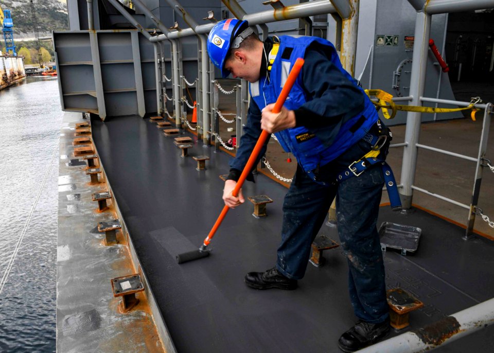 USS Hershel "Woody" Williams (ESB 4) maintenance