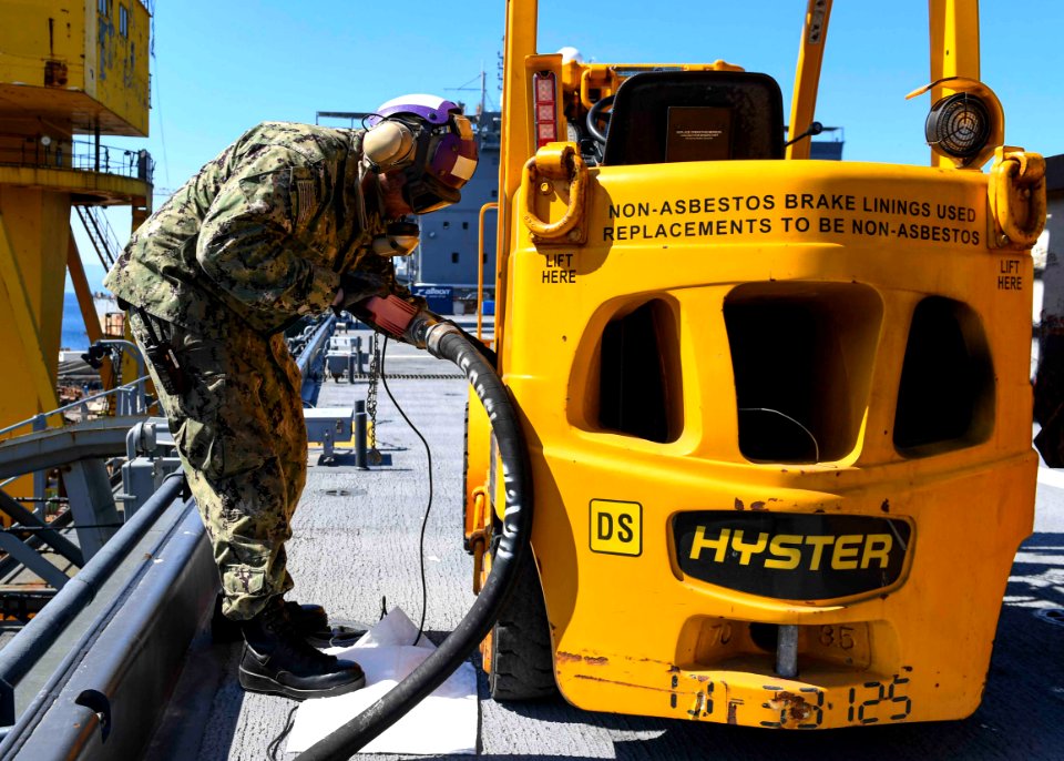 USS Hershel "Woody" Williams (ESB 4) maintenance