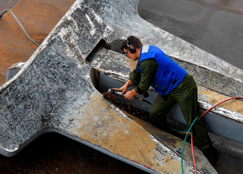USS Hershel "Woody" Williams (ESB 4) maintenance