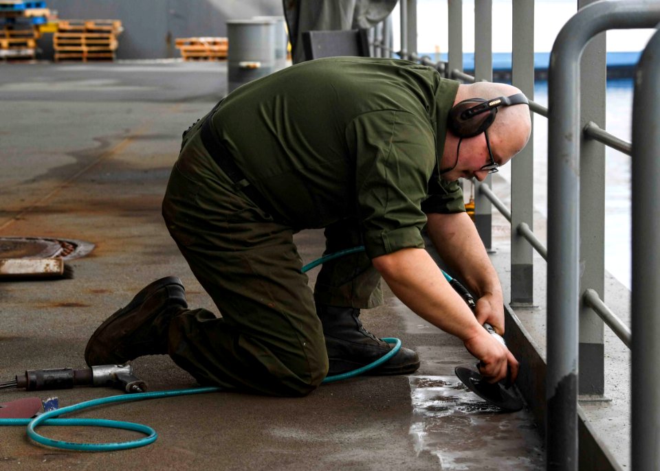 USS Hershel "Woody" Williams (ESB 4) maintenance