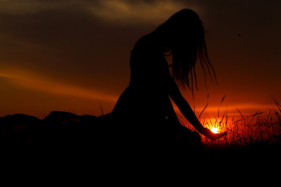 Play sunset girl