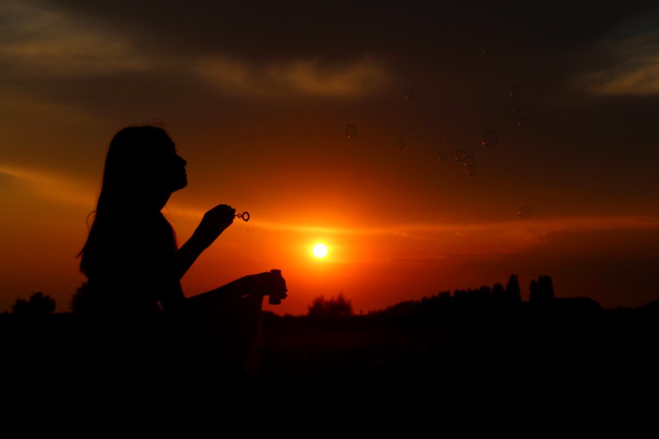Play sunset girl