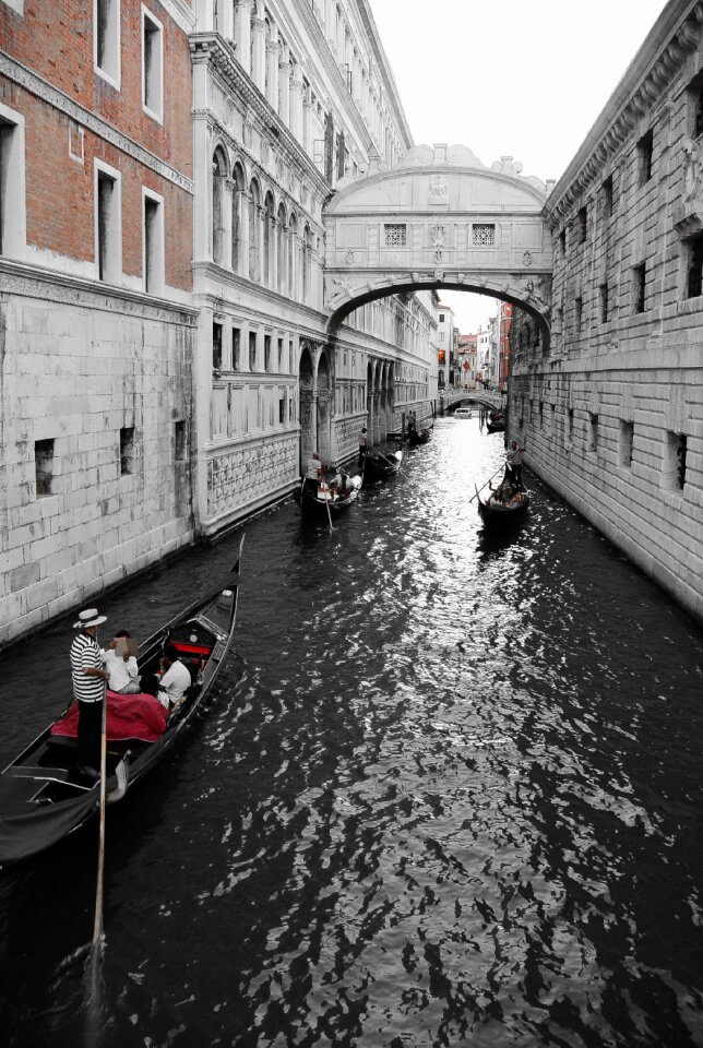 Gondolas channel boat