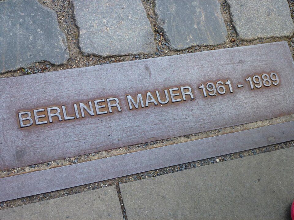 Berlin wall divided germany ddr