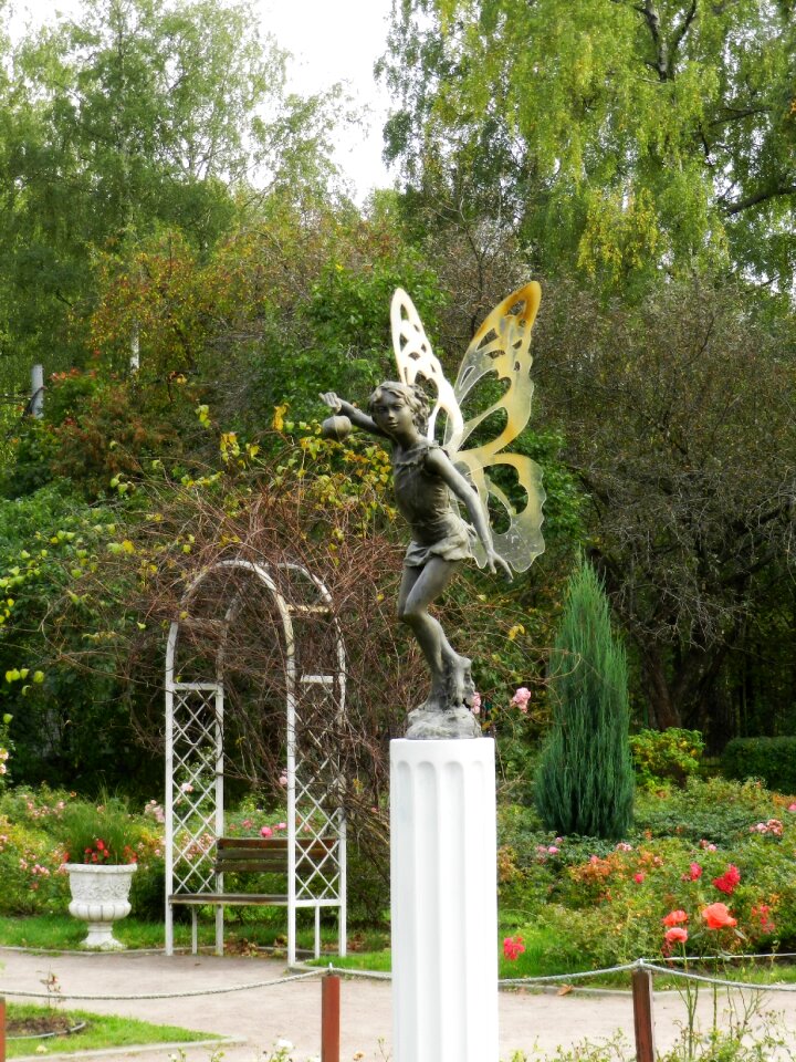 Park sculpture physalis