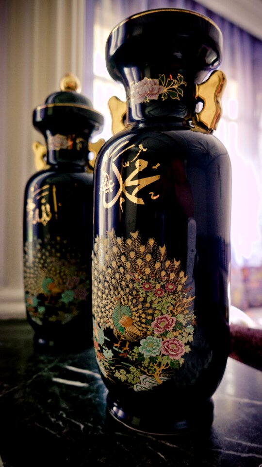 Flower vase porcelain sound