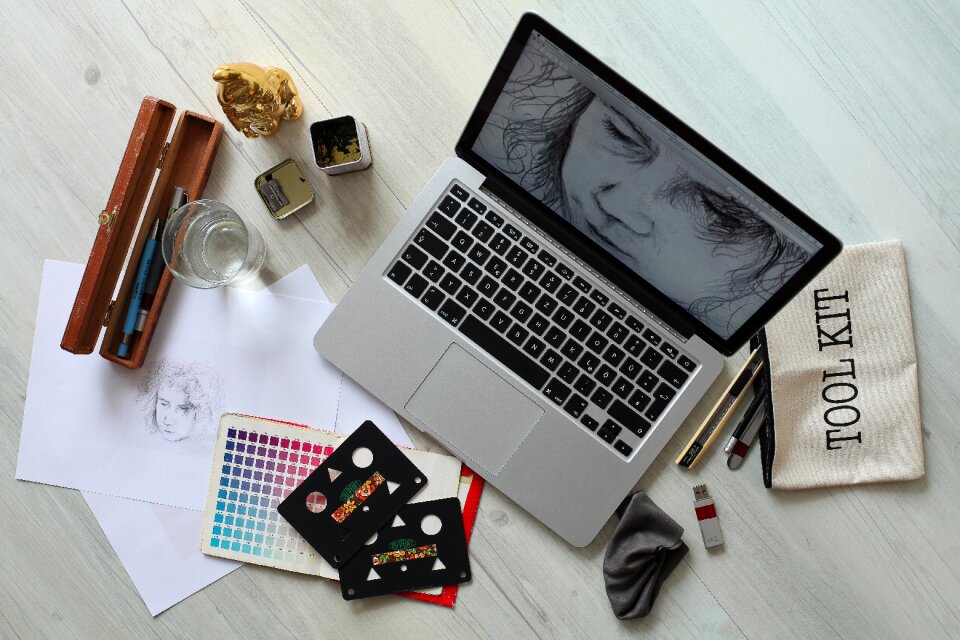 Graphic mobile macbook