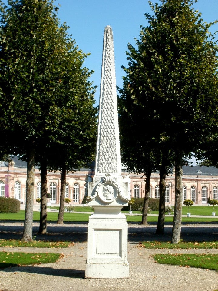 20110925Obelisk_Kreisparterre_Schwetzingen1