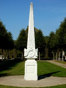 20110925Obelisk_Kreisparterre_Schwetzingen2