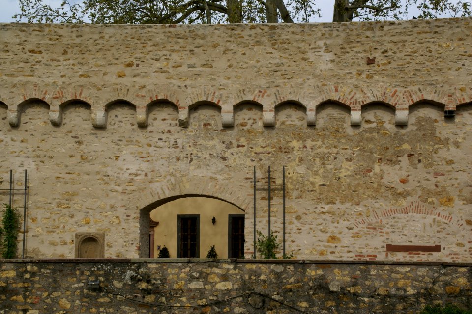 2012.09.24.160919_Mauer_Burg_Eltville