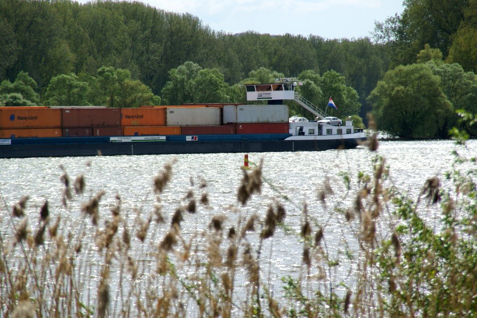 2012.09.24.143104_Schiff_Container_Rhein_Walluf