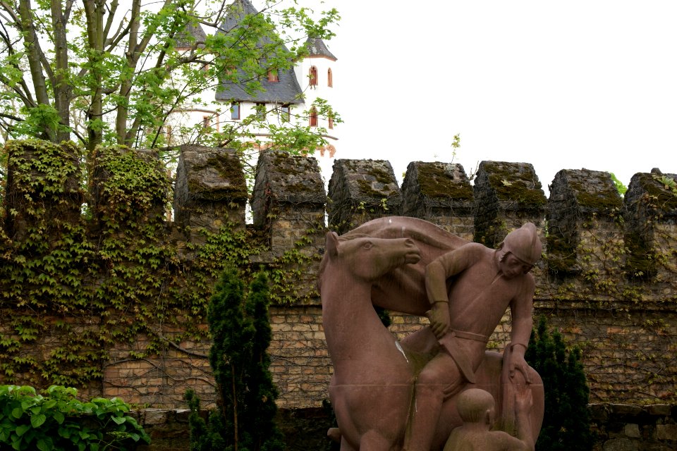 2012.09.24.155808_St._Martin-Statue_St._Peter_und_Paul_Kirche_Eltville