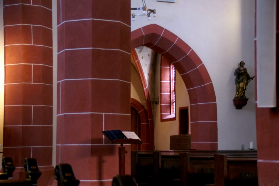 2012.09.24.160317_Innenraum_St._Peter_und_Paul-Kirche_Eltville