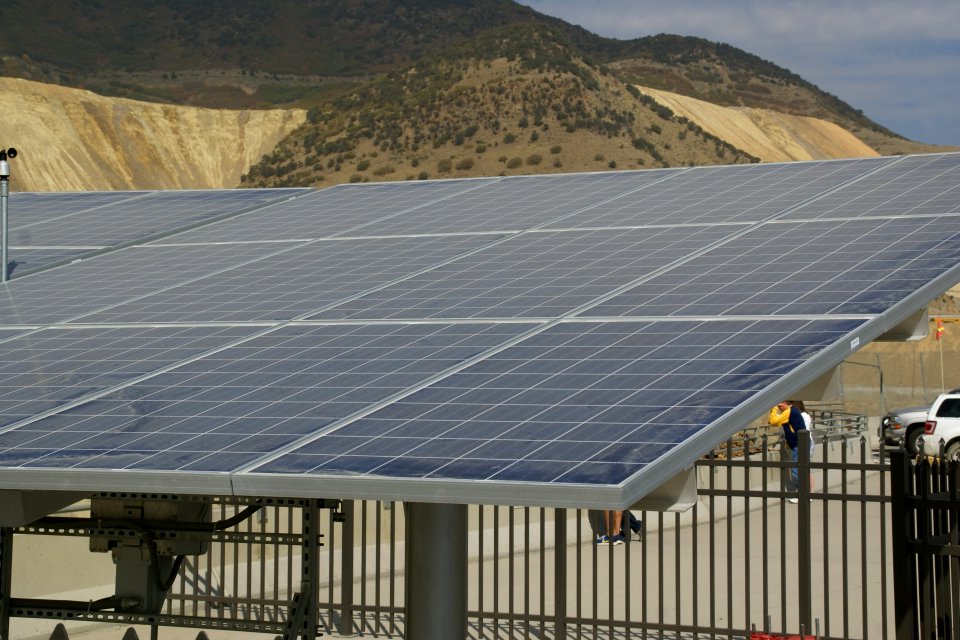 2012.09.29.110159_Solar_panel_Bingham_Canyon_Mine_Utah