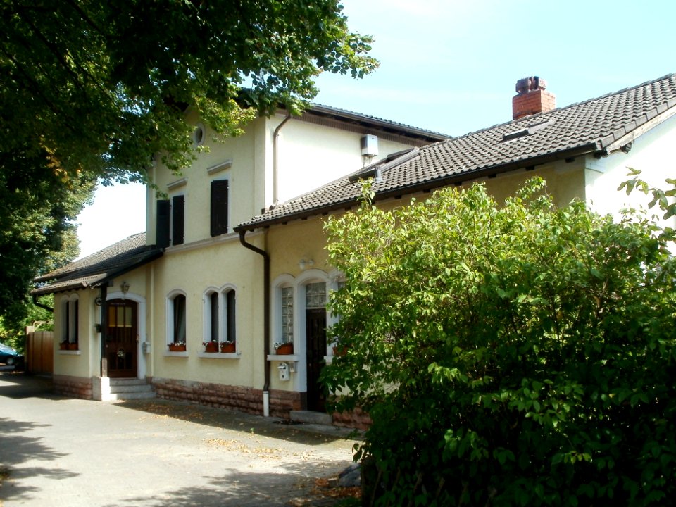 20110802Alter_Bahnhof_Plankstadt1