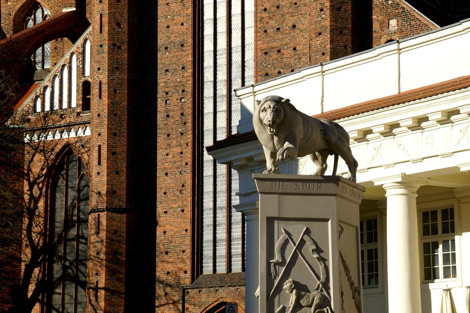 2012.02.26.145430_Löwendenkmal_Dom_Markt_Schwerin