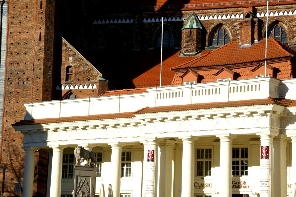 2012.02.26.145259_Löwendenkmal_Classic_Café_Dom_Markt_Schwerin