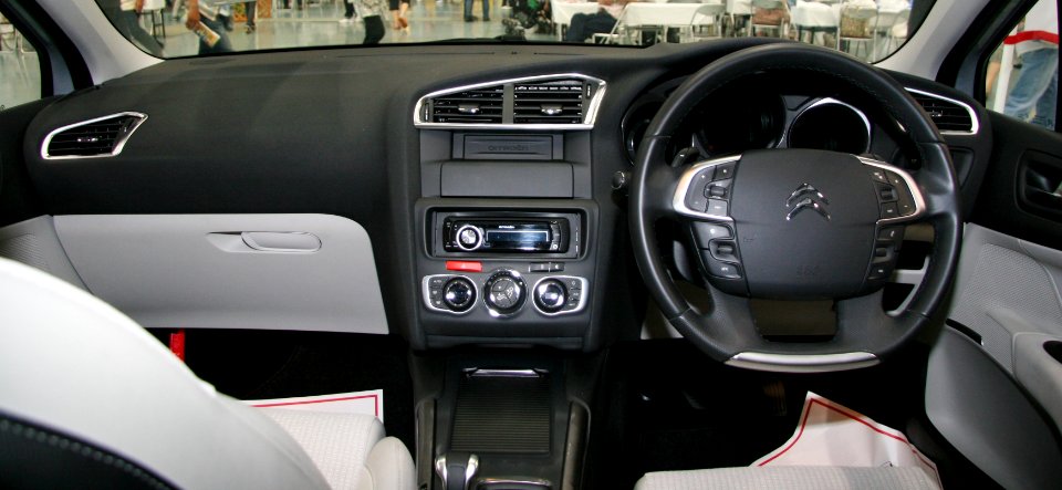 2012_Citroën_C4_interior