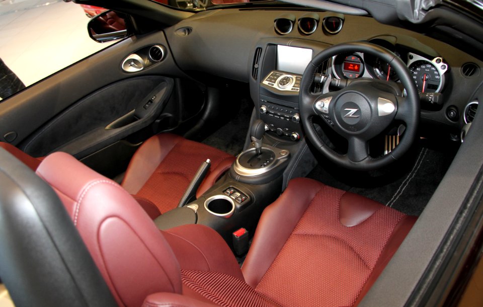 2012_Nissan_Fairlady_Z_Roadster_interior