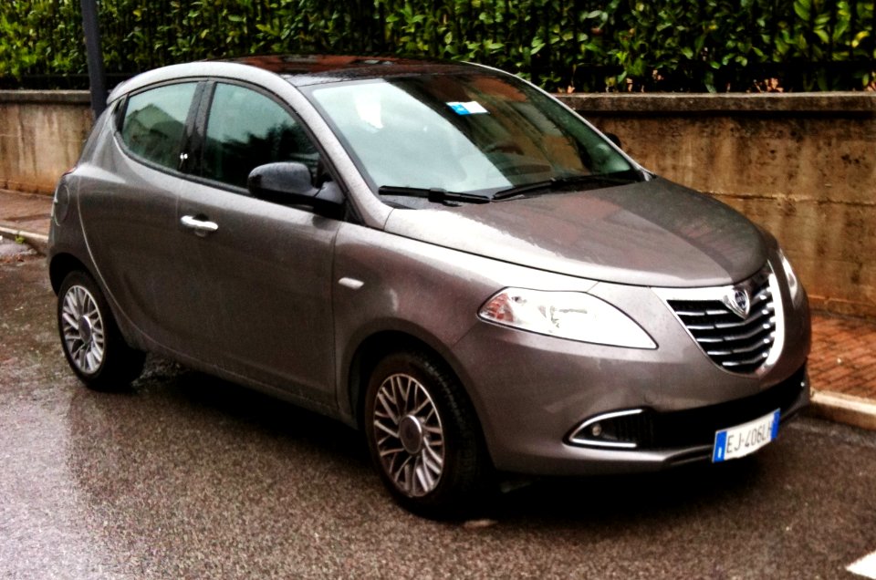 2012_Lancia_Ypsilon_5-door