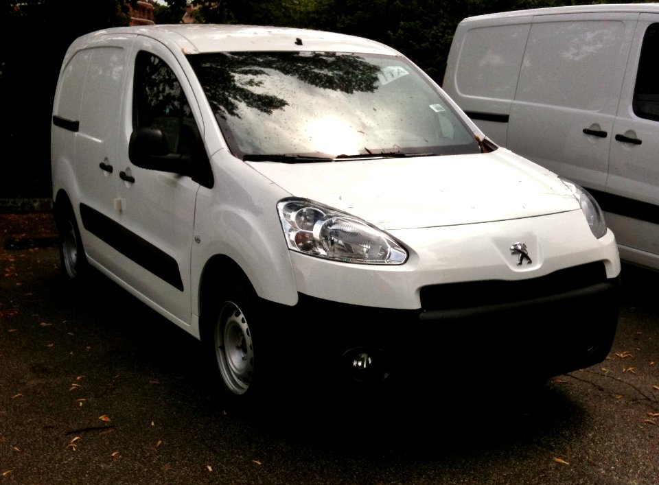 2012_Peugeot_Partner_1.6_HDI_panel_van_2