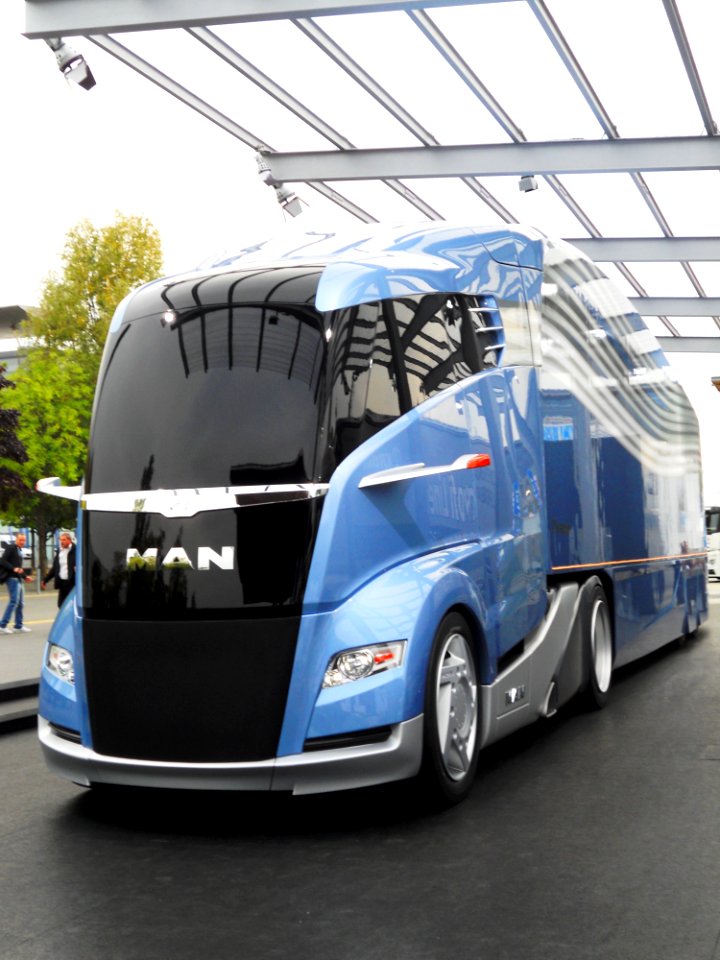 2012_MAN_Concept_truck_with_Krone_Aeroliner._Front_view._Spielvogel