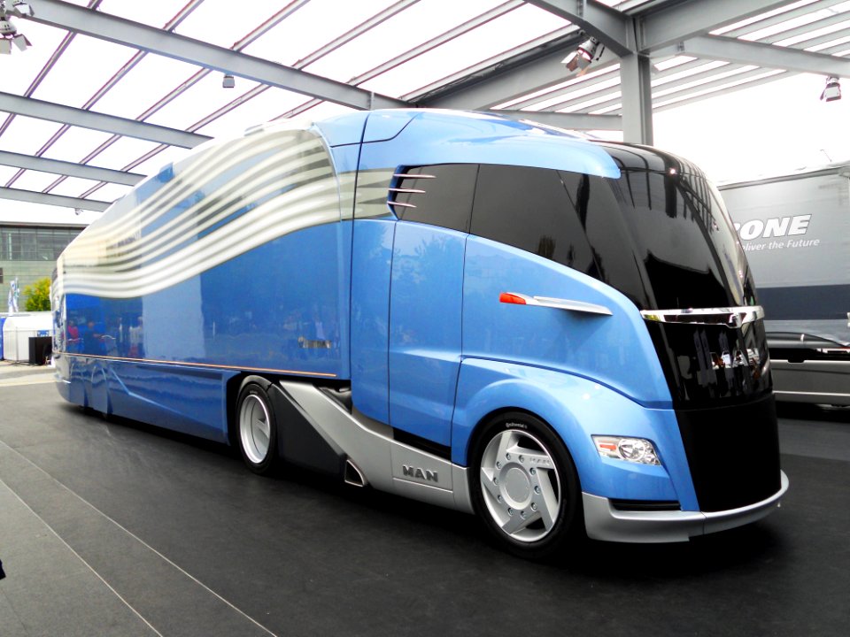 2012_MAN_Concept_truck_with_Krone_AeroLiner._Facing_right._Spielvogel