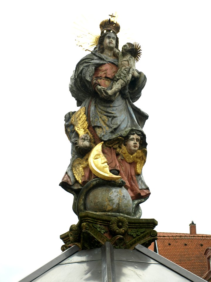 2012.03.06_-_Schwäbisch_Gmünd_-_Marktplatz_Marienbrunnen_-_02
